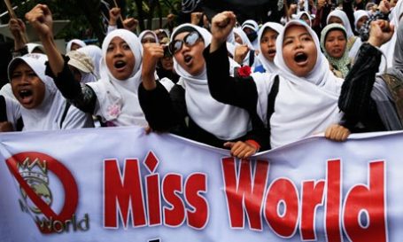 Miss World protest in Jakarta (photo: Reuters)